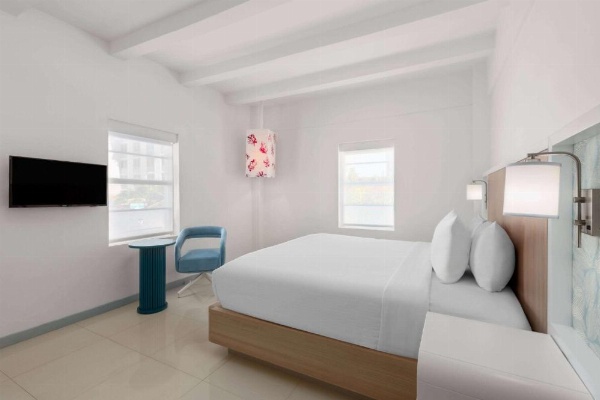 Townhouse Hotel by LuxUrban image 11