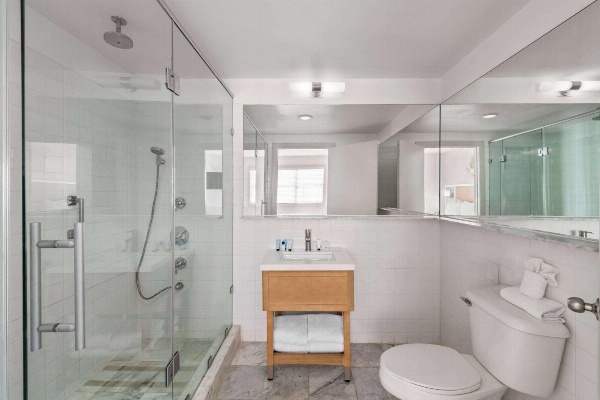 Townhouse Hotel by LuxUrban image 7